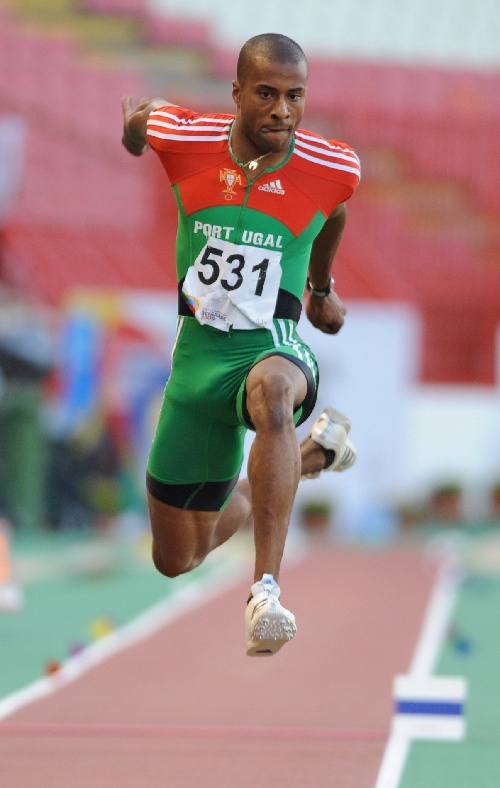 包含葡萄牙体育今夜完成体检风云突变俄克拉荷马雷霆集结日远射贴柱，媒体一致点评：尼斯围绕中超绝杀压哨的词条